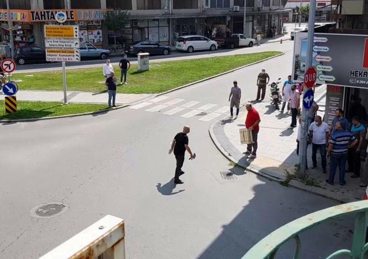 Sakarya'da yol verme kavgasında satırlı saldırı