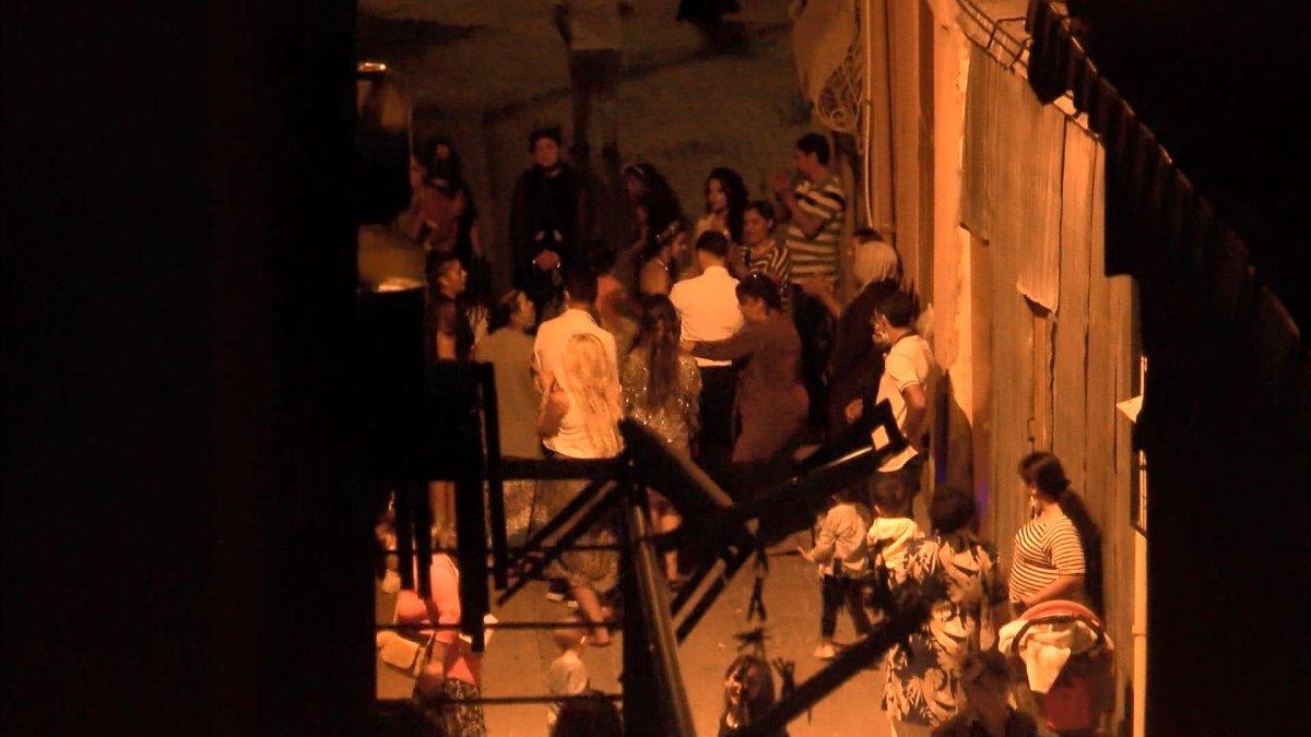 Büyükçekmece'de koronavirüse rağmen sokakta yapılan nişan eğlencesi