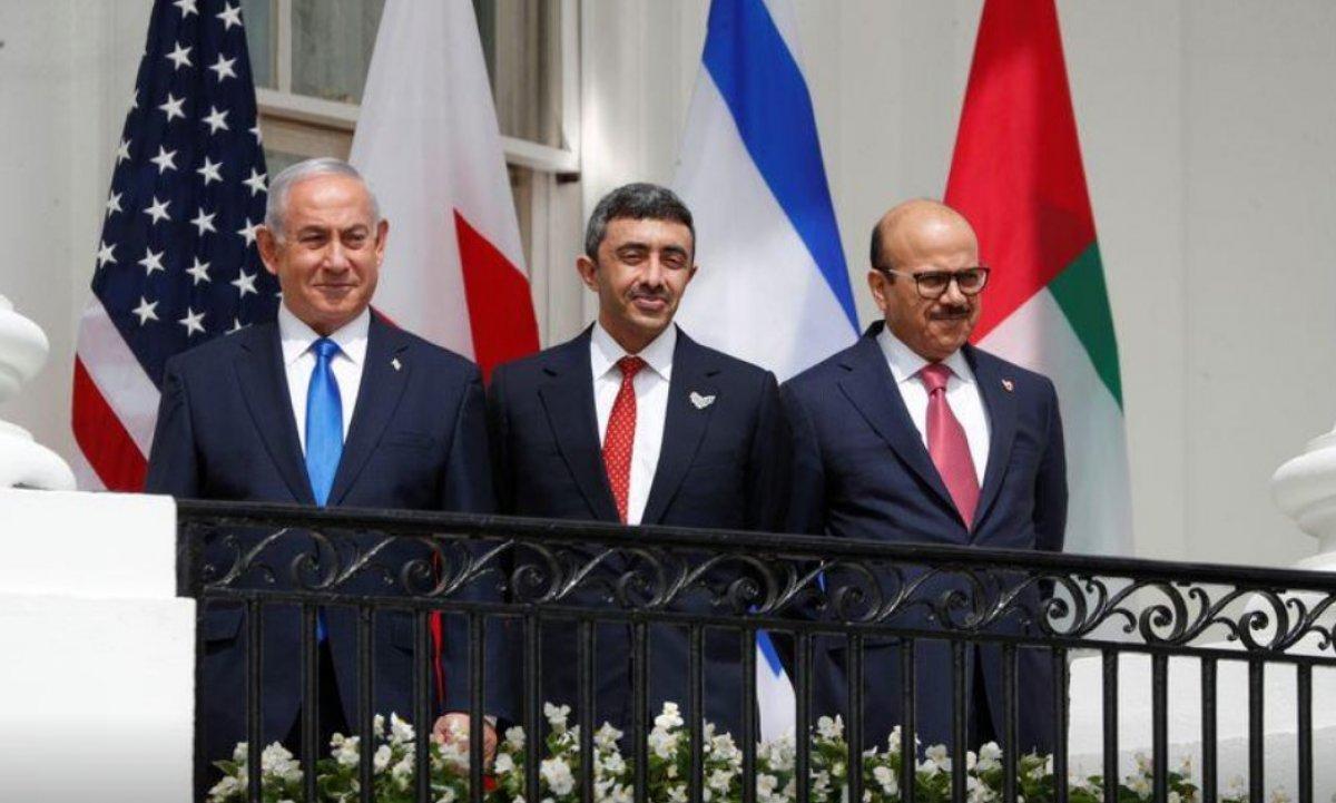 BAE bakanı Trump karşısında saygı duruşuna geçti