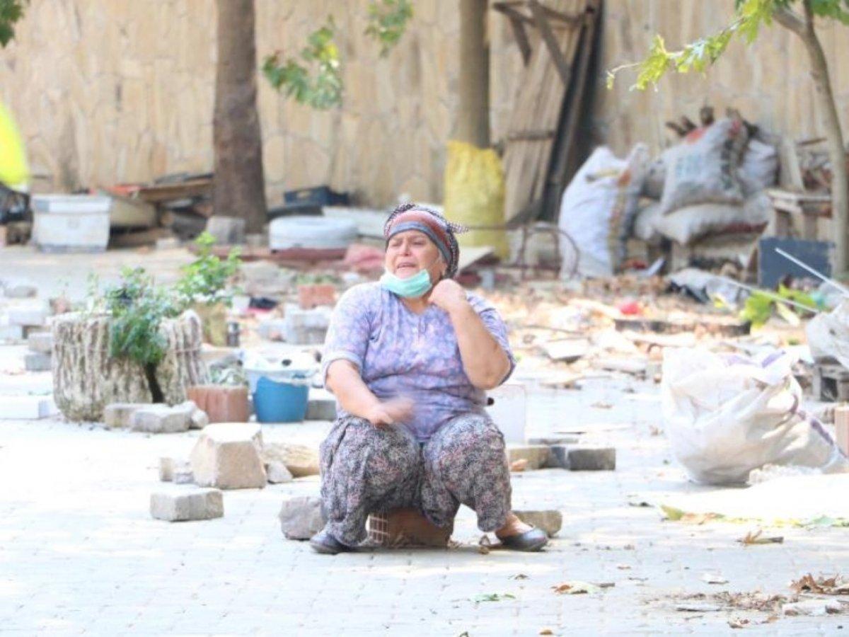 İzmir'de kadınlar ekmek teknelerinin kaldırılışını gözyaşlarıyla izledi