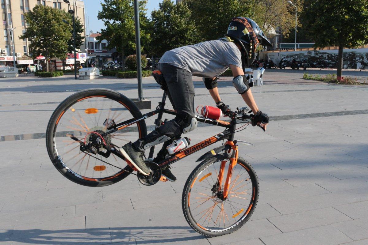 Balıkesir'de düşmeden, tek tekerle 4 kilometre yol gidiyor