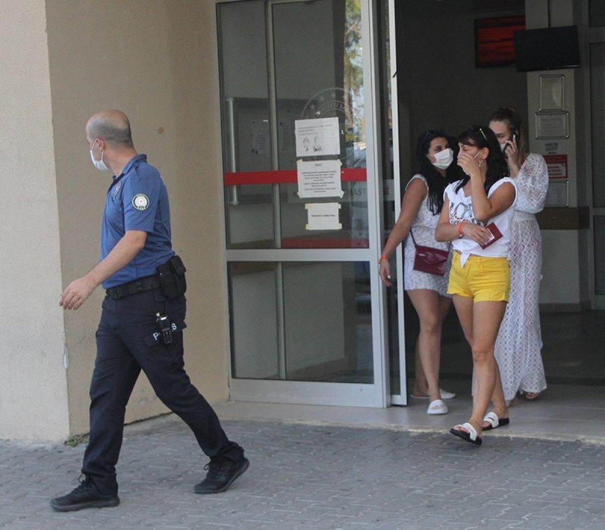 Antalya'da turistler, maske uyarısı yapan hemşireyi darbetti