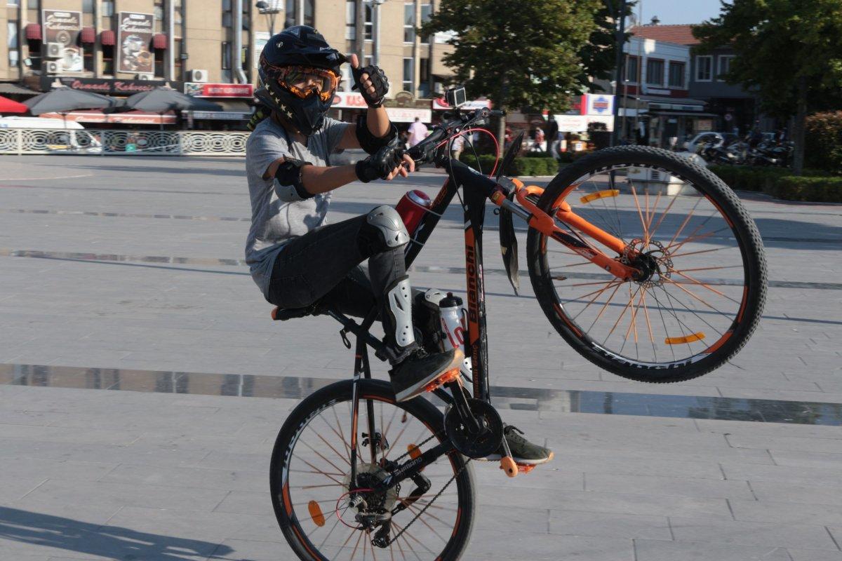 Balıkesir'de düşmeden, tek tekerle 4 kilometre yol gidiyor