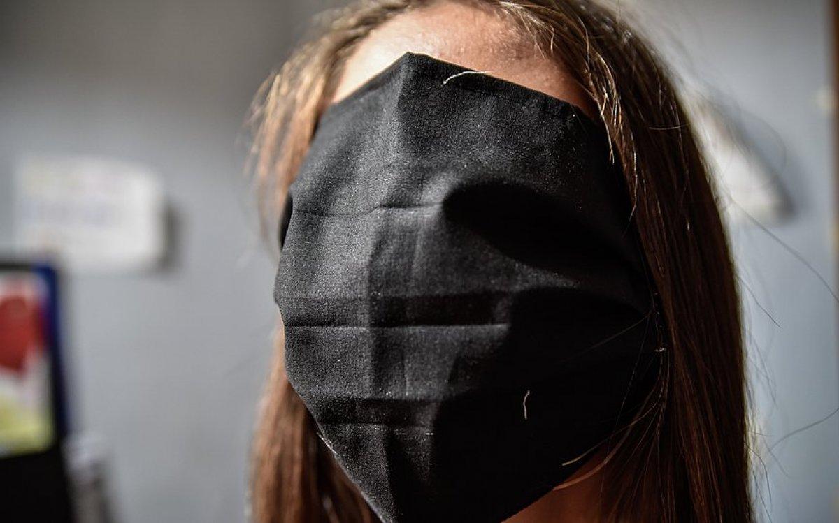 Yunanistan'da öğrencilere dağıtılan ücretsiz maskeler güldürdü