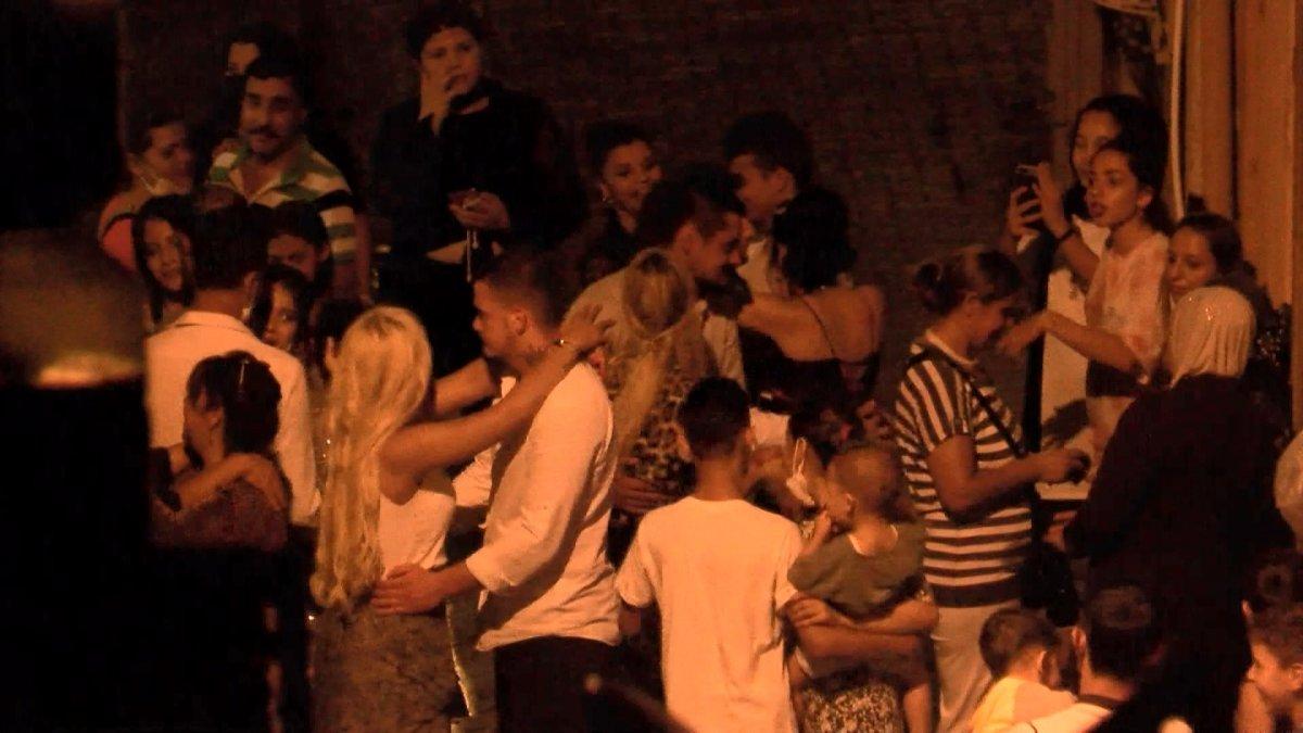 Büyükçekmece'de koronavirüse rağmen sokakta yapılan nişan eğlencesi