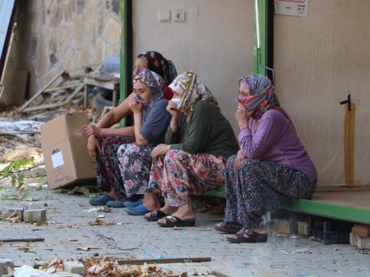 İzmir'de kadınlar ekmek teknelerinin kaldırılışını gözyaşlarıyla izledi