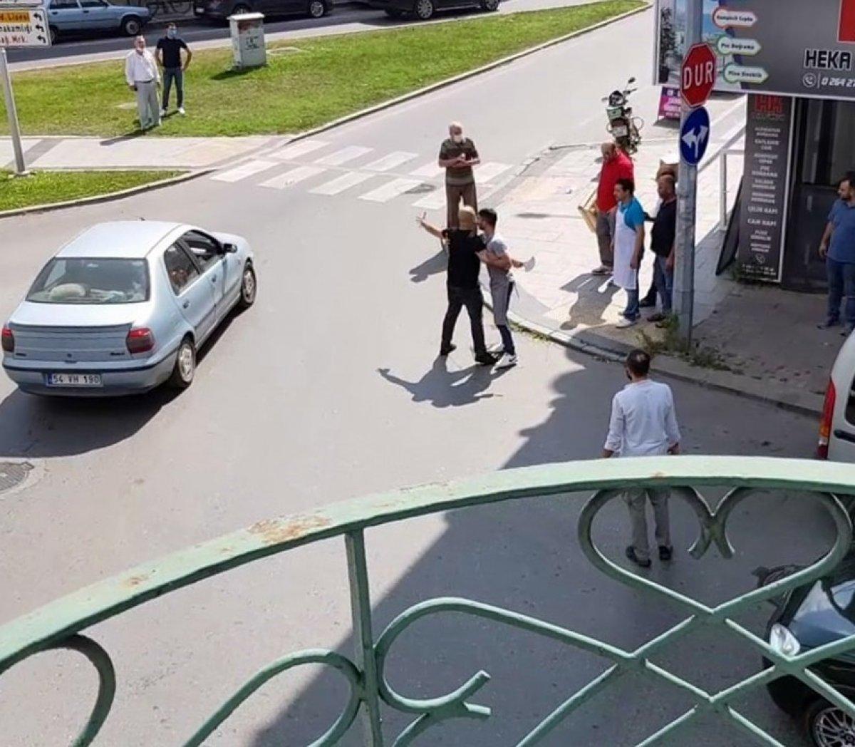 Sakarya'da yol verme kavgasında satırlı saldırı