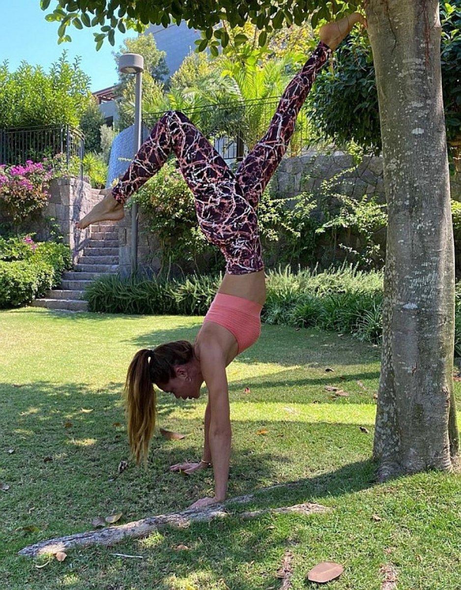 Ebru Şallı, amuda kalktı