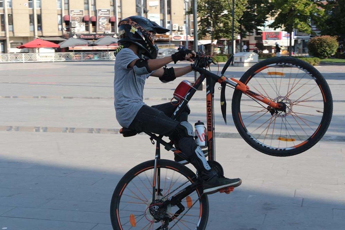 Balıkesir'de düşmeden, tek tekerle 4 kilometre yol gidiyor