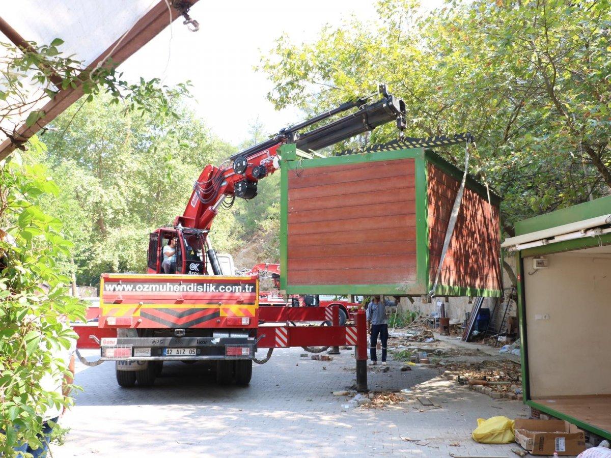 İzmir'de kadınlar ekmek teknelerinin kaldırılışını gözyaşlarıyla izledi
