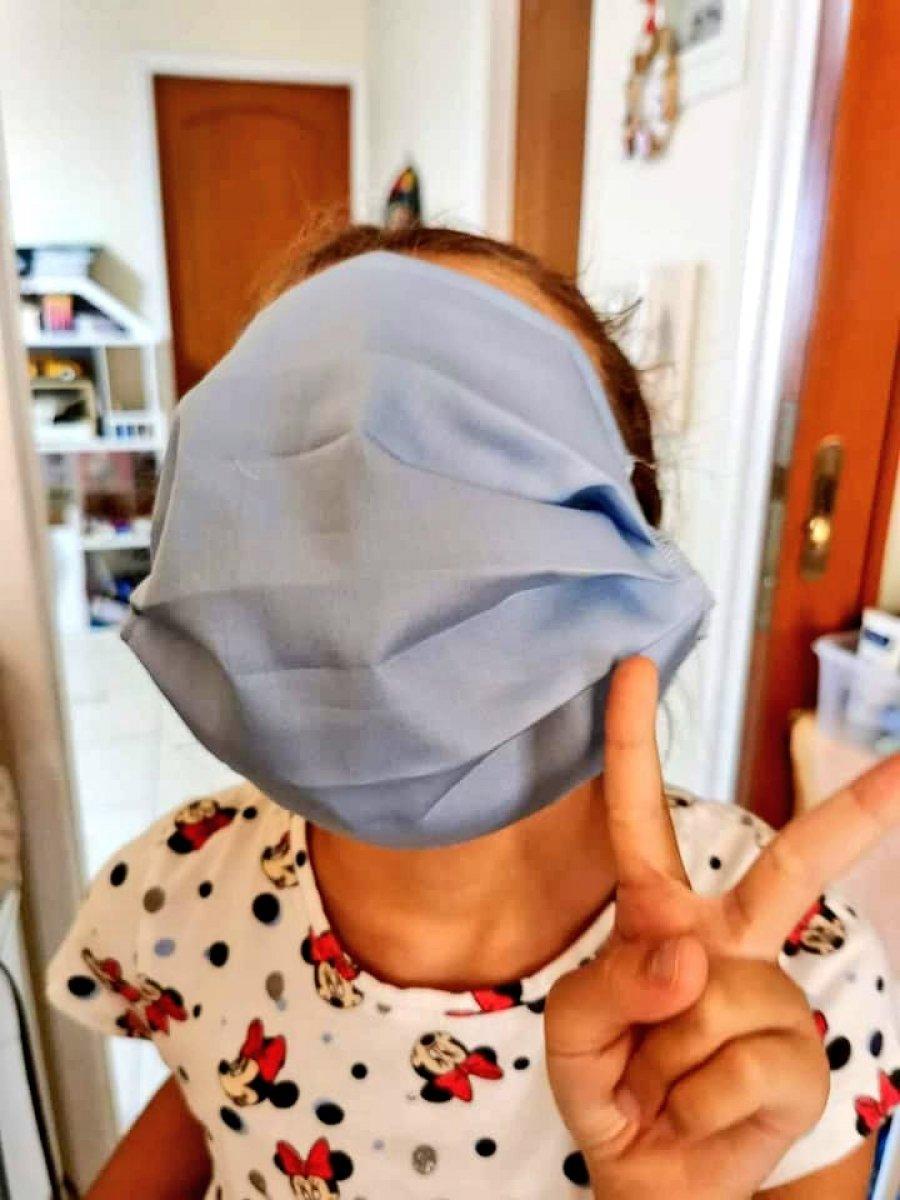 Yunanistan'da öğrencilere dağıtılan ücretsiz maskeler güldürdü