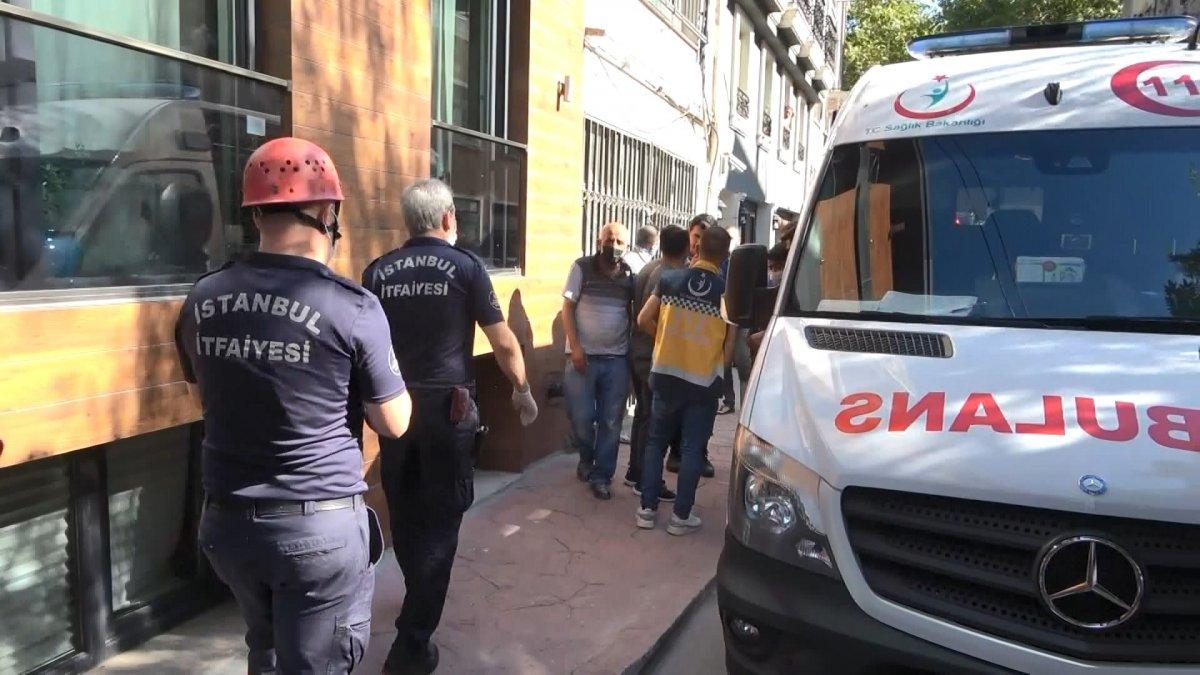 Beyoğlu'nda camdan cama geçmeye çalıştı, 7'nci kattan aşağı düştü