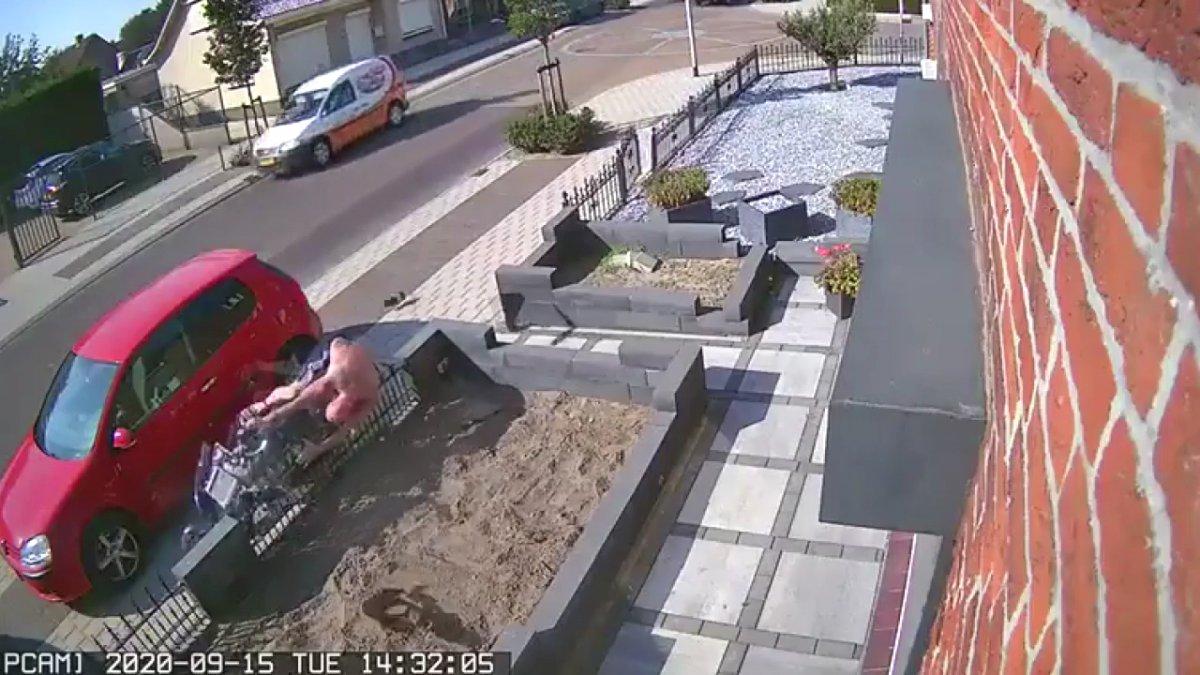 Hollanda'da motosiklet sürücüsünün geçirdiği talihsiz kaza