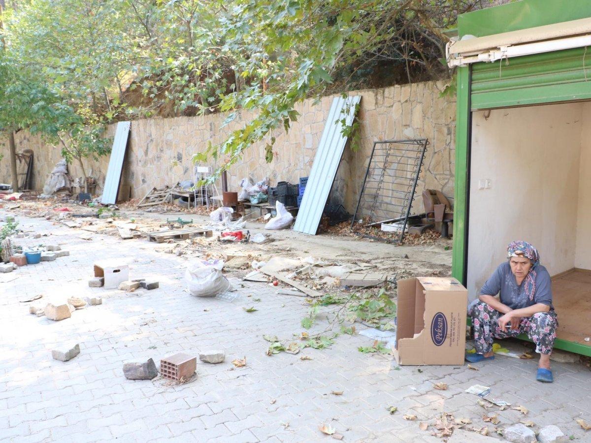 İzmir'de kadınlar ekmek teknelerinin kaldırılışını gözyaşlarıyla izledi