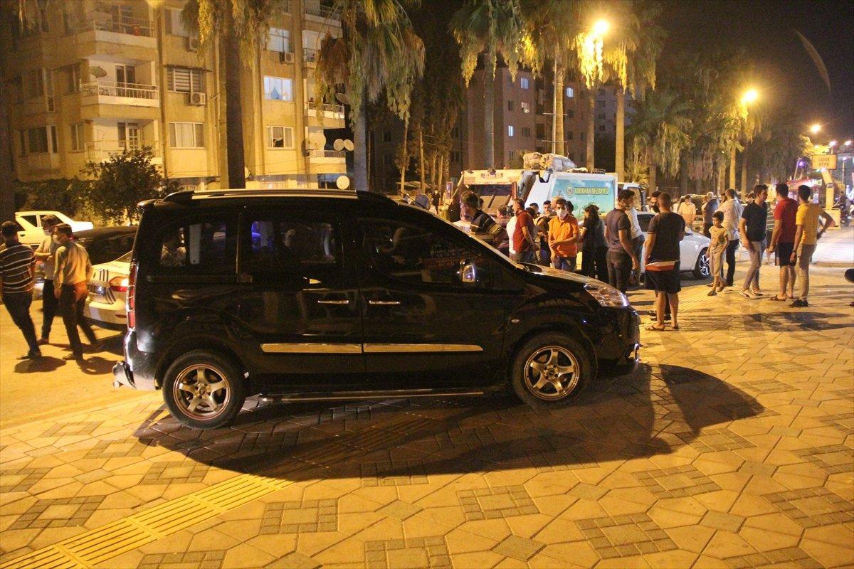 Hatay'da freni patlayan çöp kamyonu park halindeki araçlara çarparak durdu