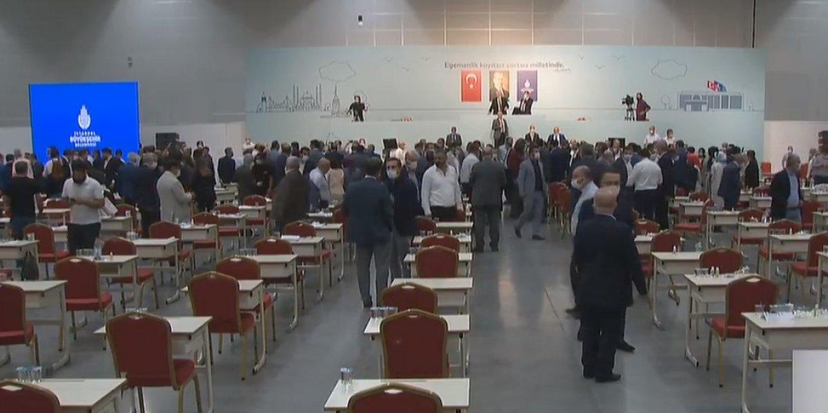 İBB Meclisi'nde tekme tokat kavga çıktı, toplantıya ara verildi