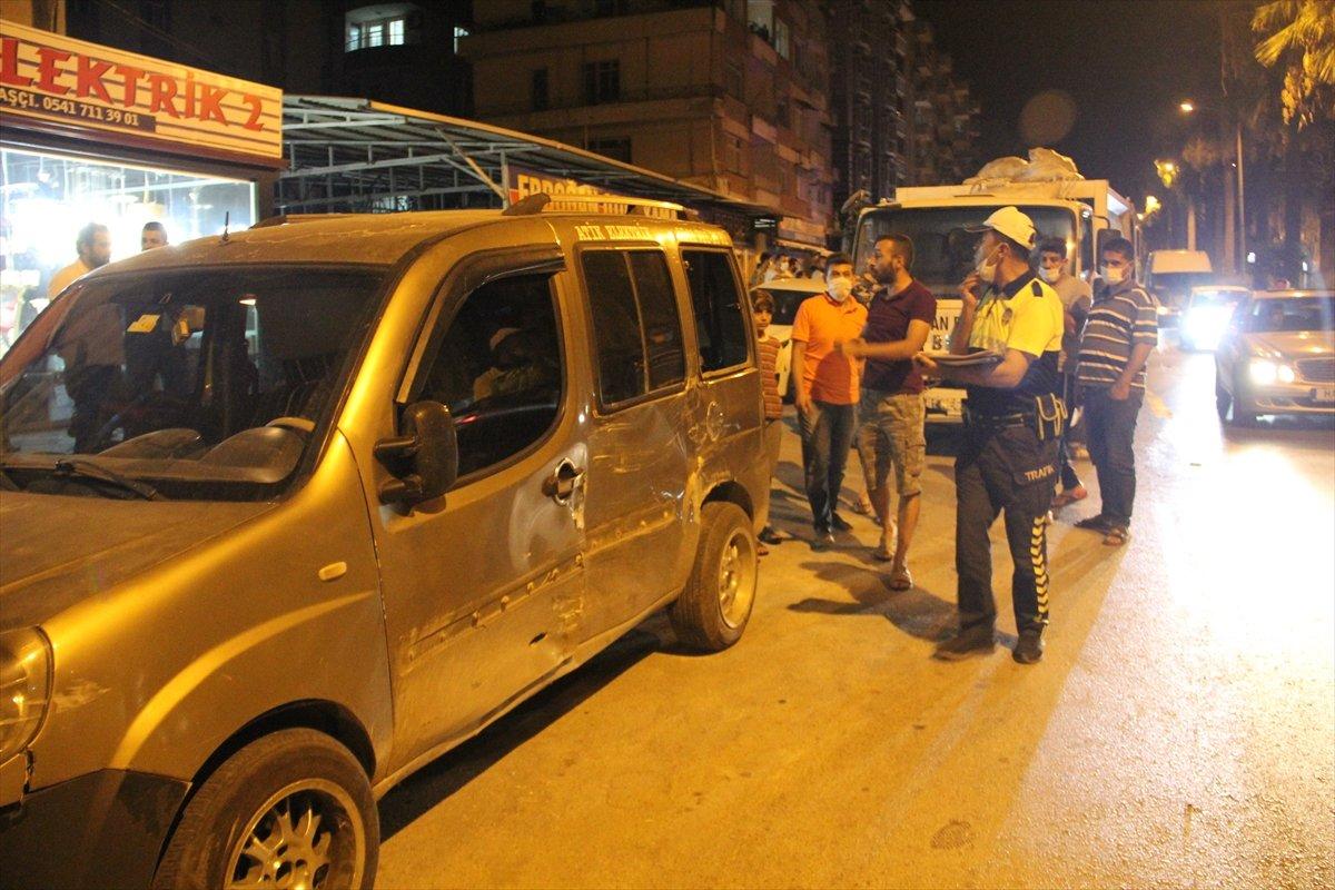 Hatay'da freni patlayan çöp kamyonu park halindeki araçlara çarparak durdu