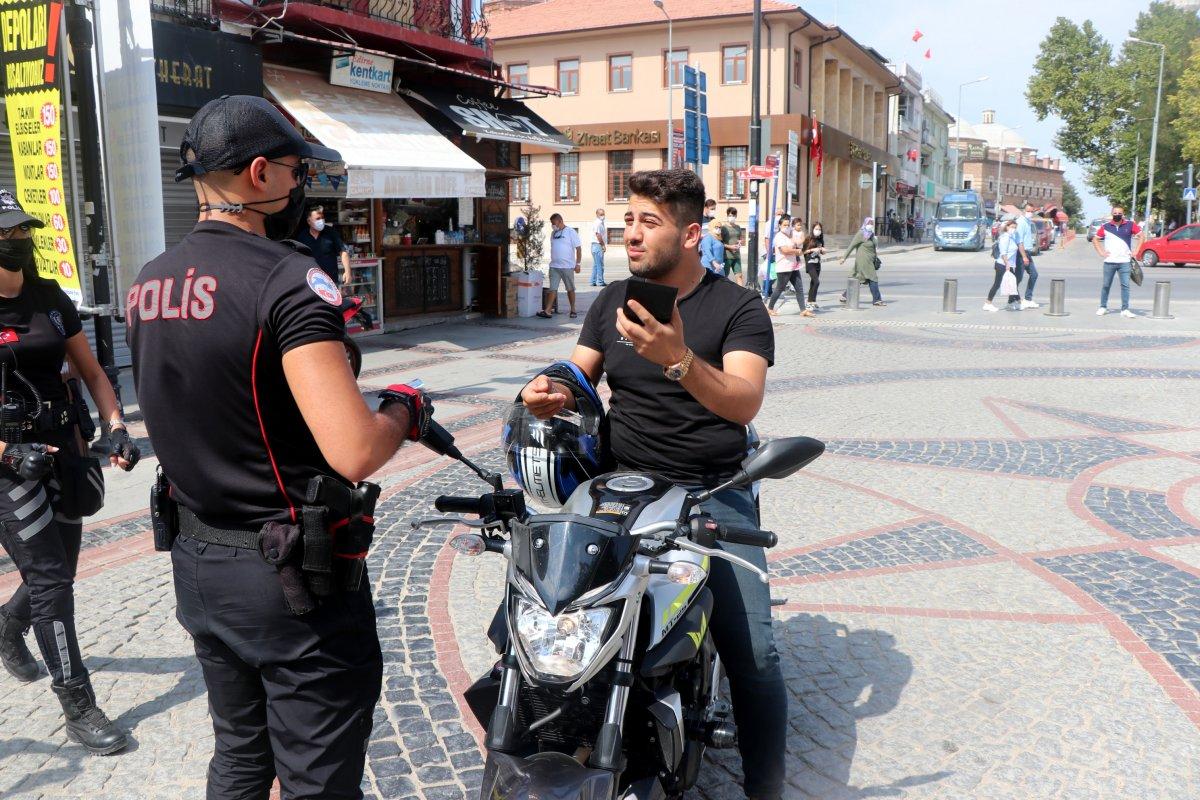 Türkiye'de 100 kişiden 11'i koronavirüs yok diyor