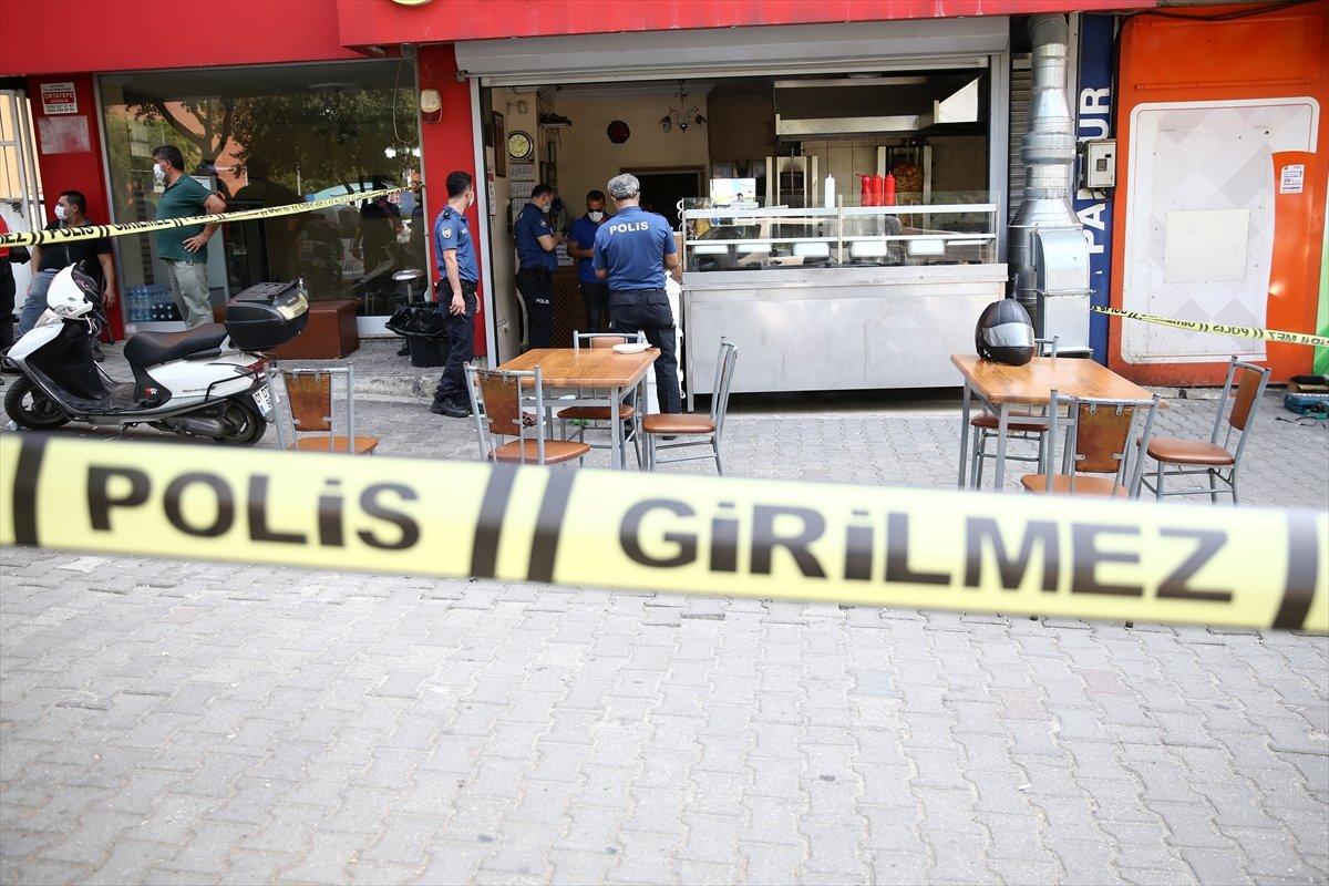 Adana’da tavuk döner yapan kafeyi basıp, 2 kişiyi yaraladılar