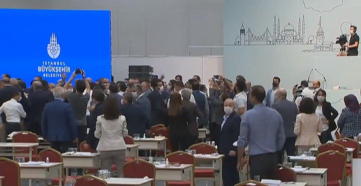 İBB Meclisi'nde tekme tokat kavga çıktı, toplantıya ara verildi