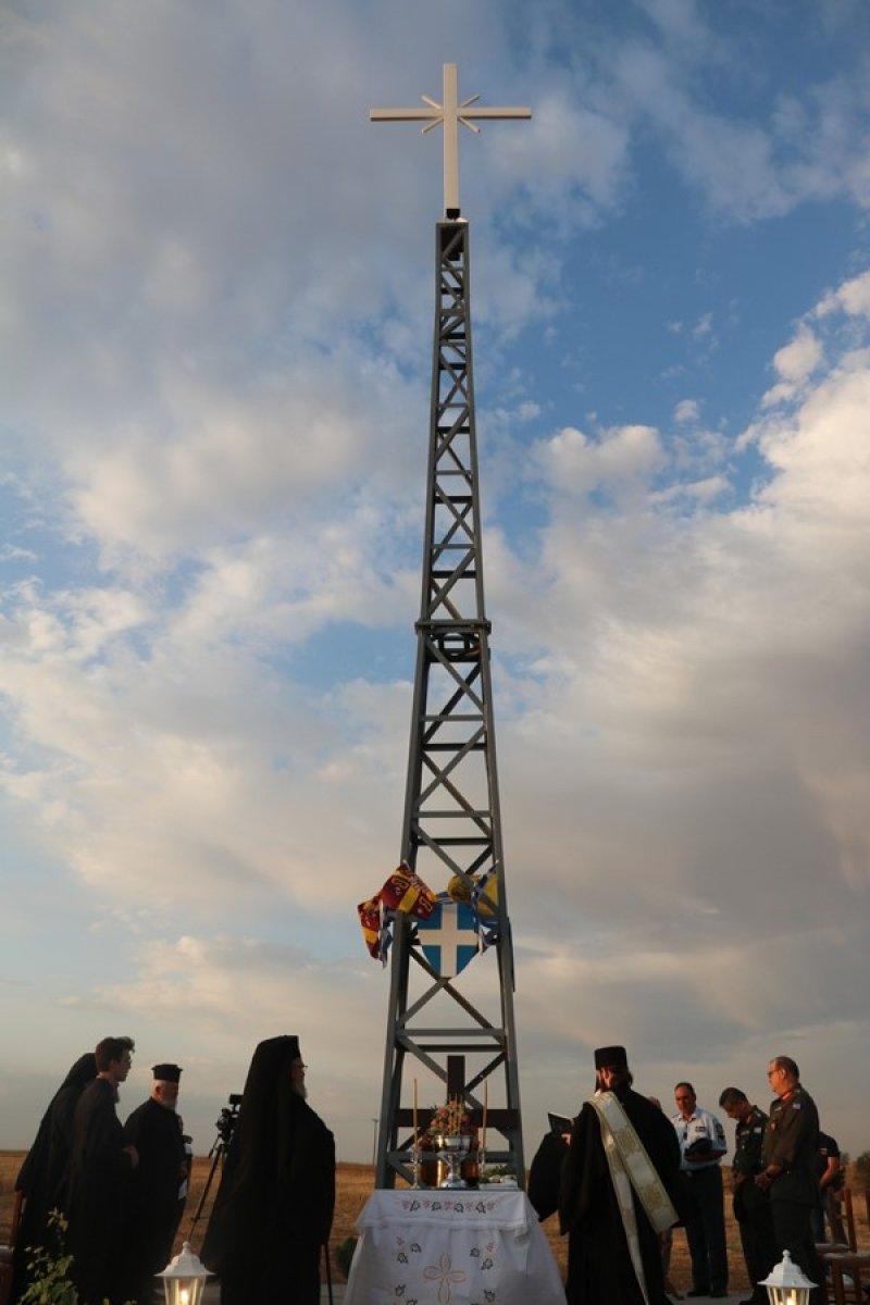 Yunanistan, Türkiye sınırına dev haç yerleştirdi