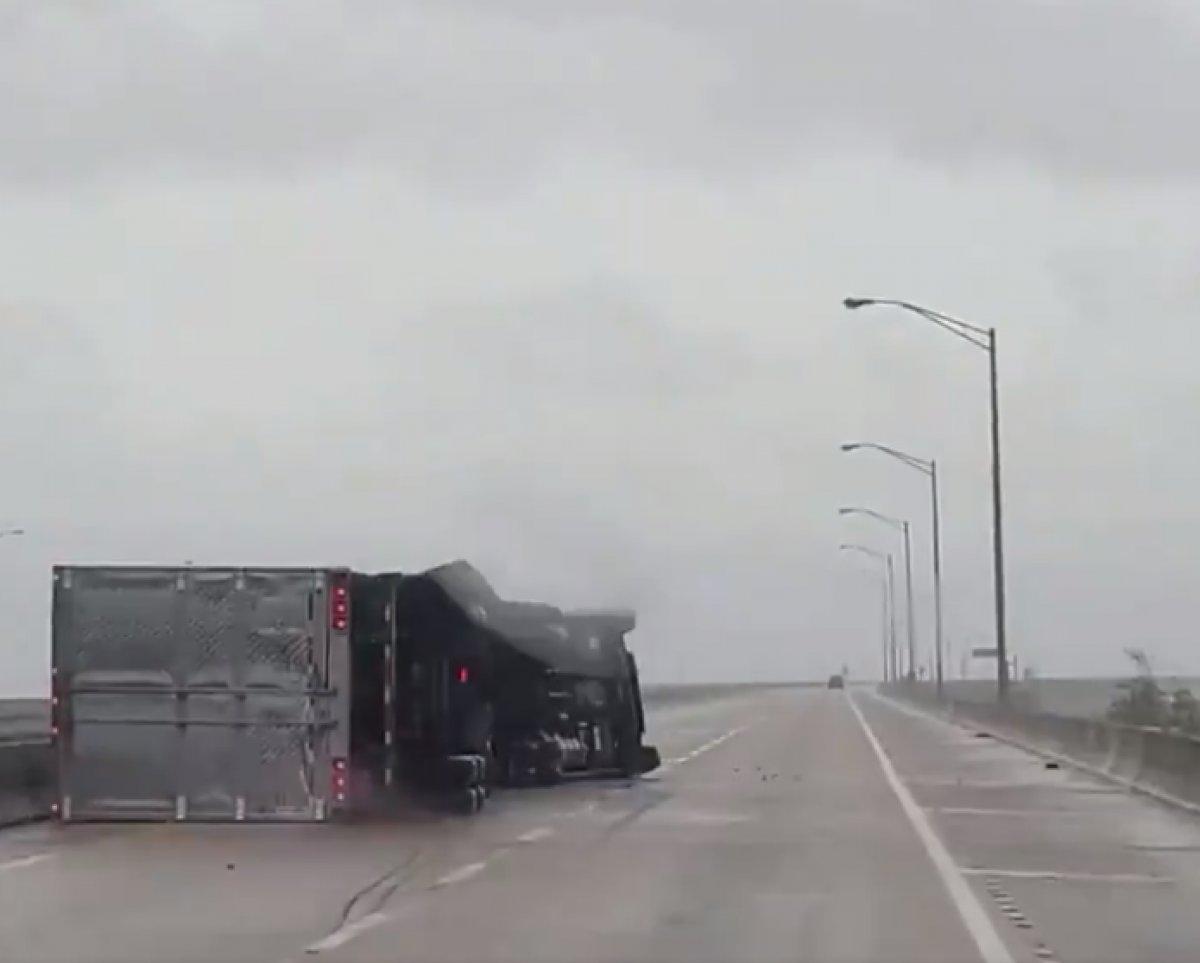 ABD'de Sally kasırgası tırı devirdi