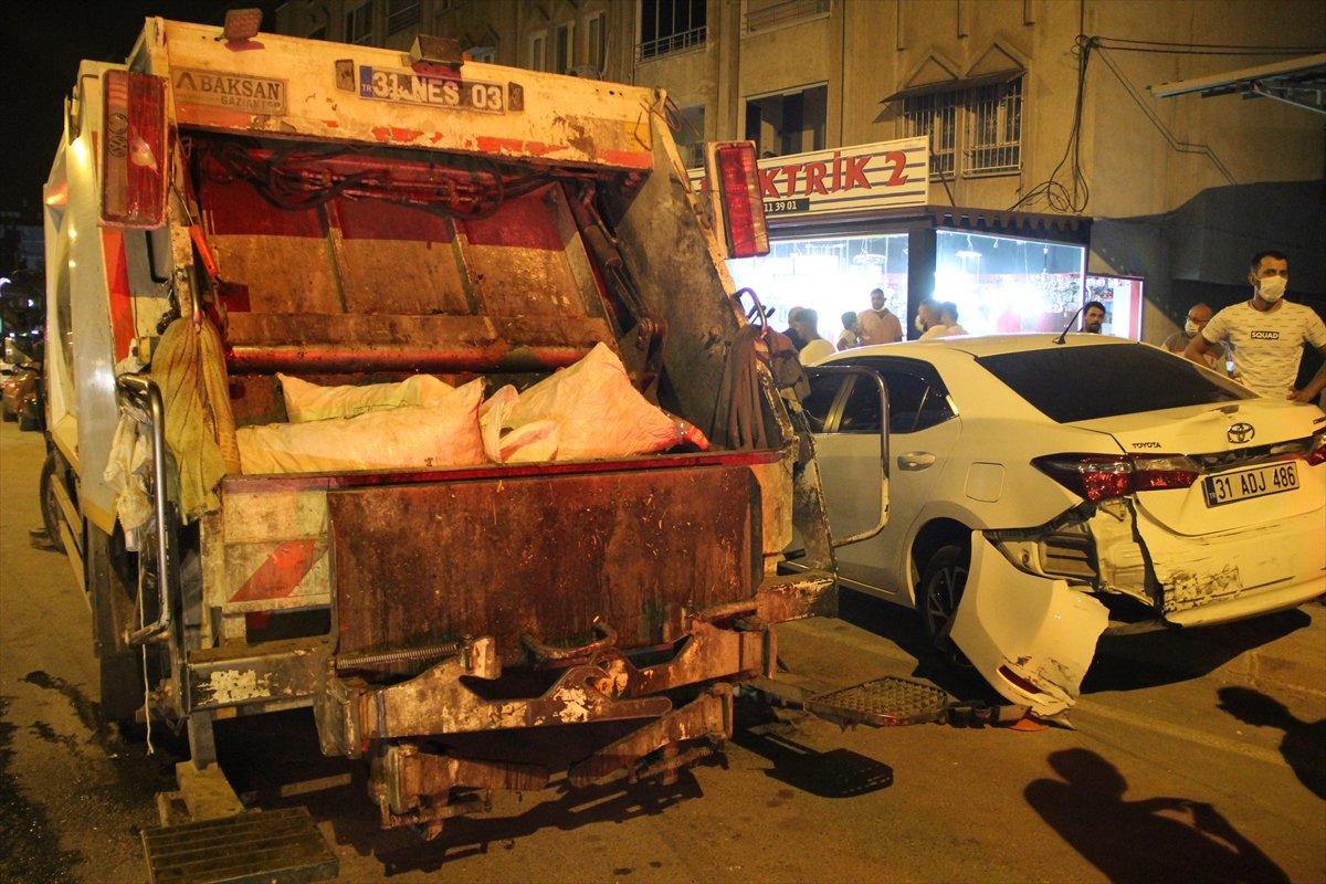 Hatay'da freni patlayan çöp kamyonu park halindeki araçlara çarparak durdu