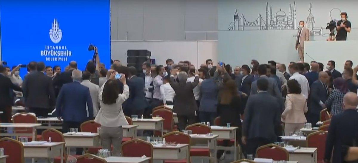 İBB Meclisi'nde tekme tokat kavga çıktı, toplantıya ara verildi