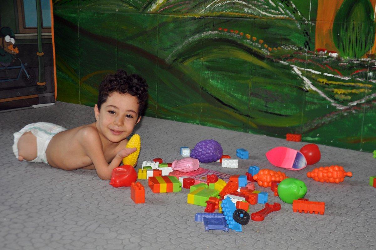 Hatay'da 2 bacağı ve 1 kolu olmayan minik Mustafa, protez istiyor