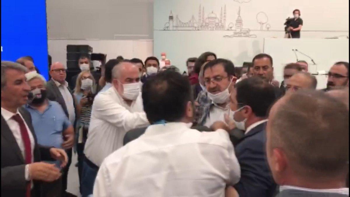 İBB Meclisi'nde tekme tokat kavga çıktı, toplantıya ara verildi