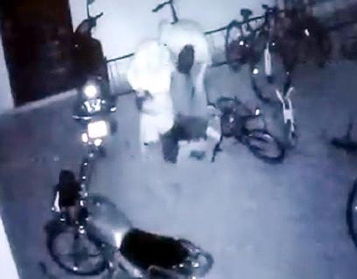 Gaziantep'te komşularının çocuğuna şiddet uygulayan çift kamerada