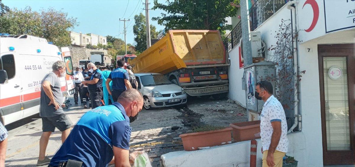 Bodrum'da yokuş çıkan tırdan ayrılan dorse, otomobillere ve iş yerine çarptı