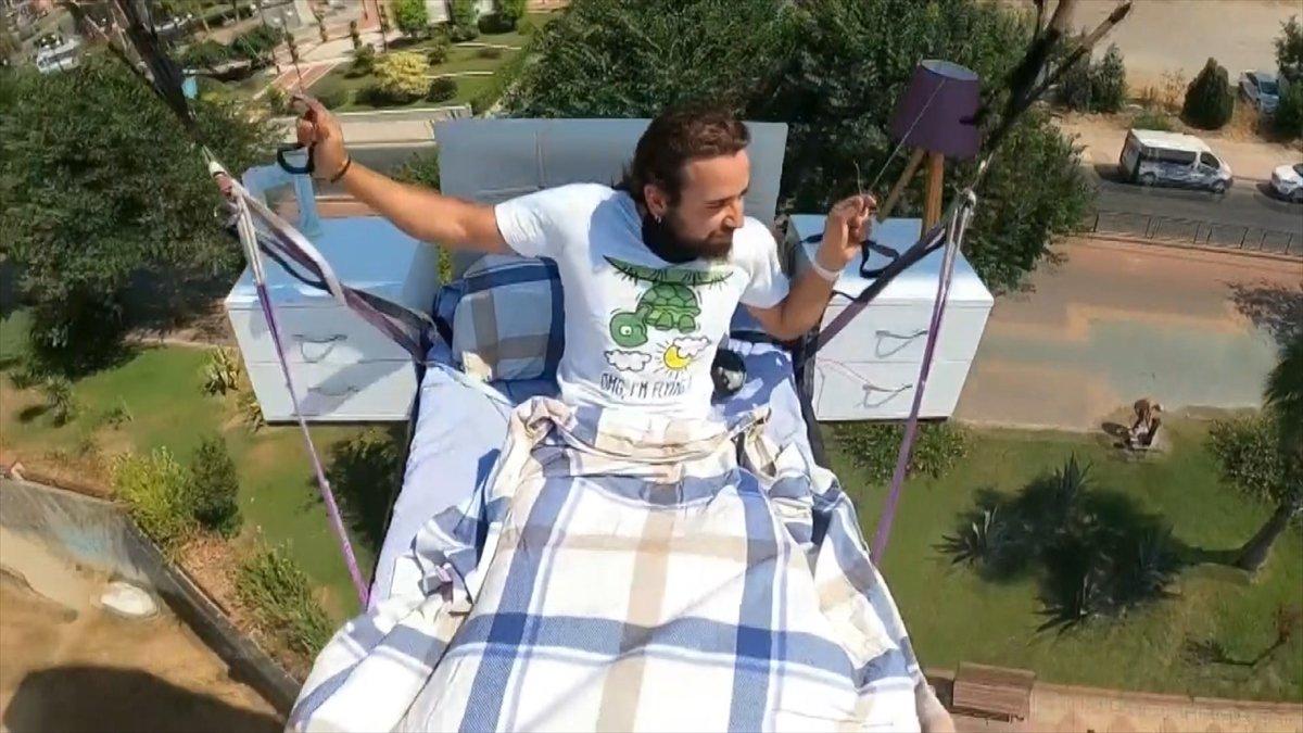 Antalya'da yamaç paraşütüne bağlanan yatağa gökyüzünde uzandı