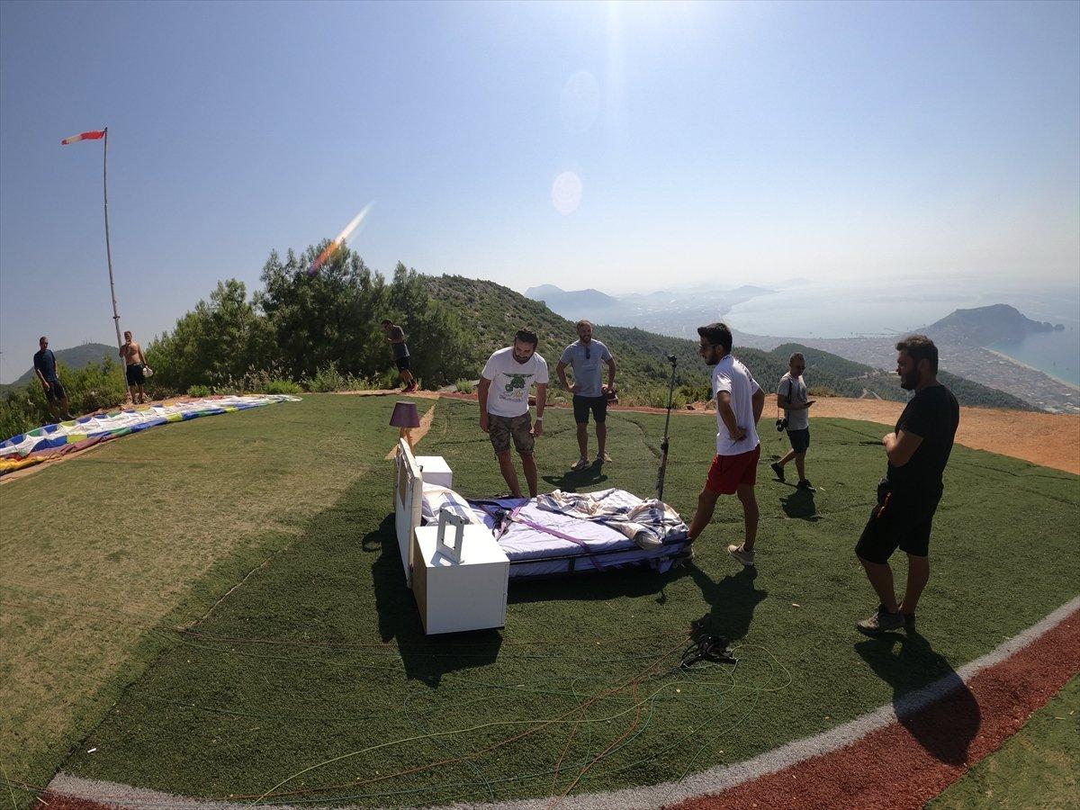 Antalya'da yamaç paraşütüne bağlanan yatağa gökyüzünde uzandı