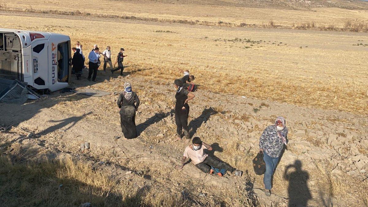 Aksaray'da yolcu otobüsü devrildi