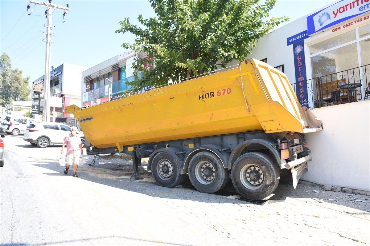 Bodrum'da yokuş çıkan tırdan ayrılan dorse, otomobillere ve iş yerine çarptı