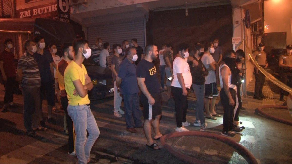 Esenler'de çıkan yangını, vatandaşlar film izler gibi izledi