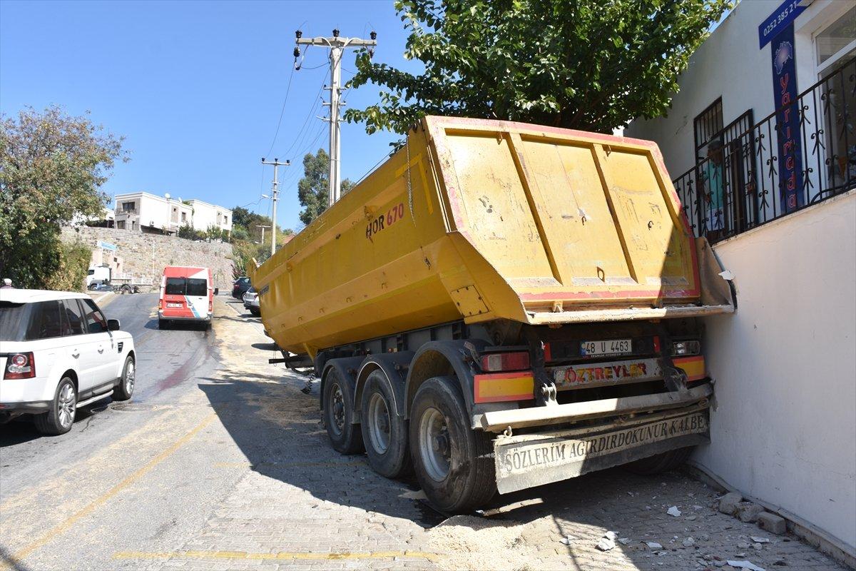 Bodrum'da yokuş çıkan tırdan ayrılan dorse, otomobillere ve iş yerine çarptı