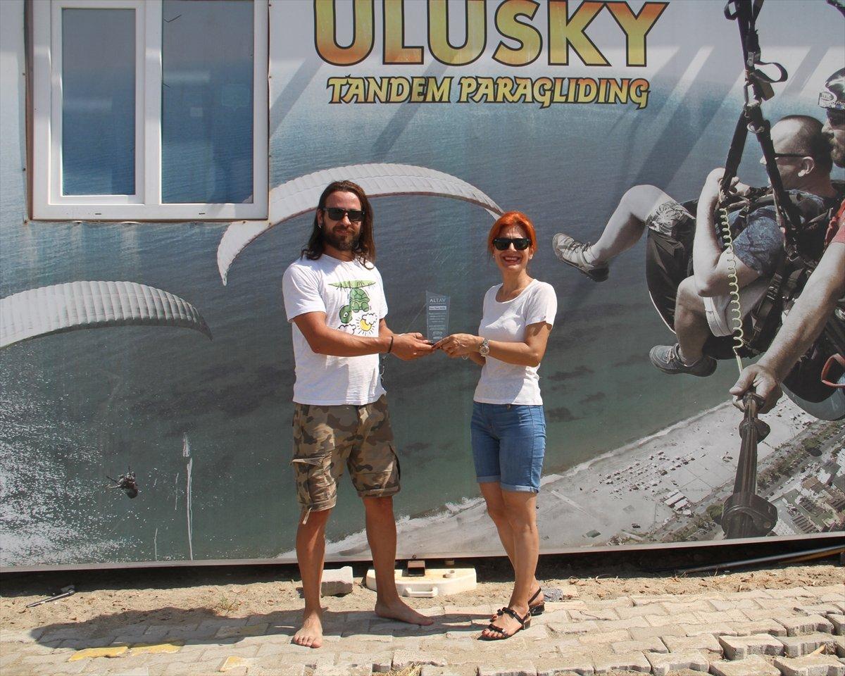 Antalya'da yamaç paraşütüne bağlanan yatağa gökyüzünde uzandı