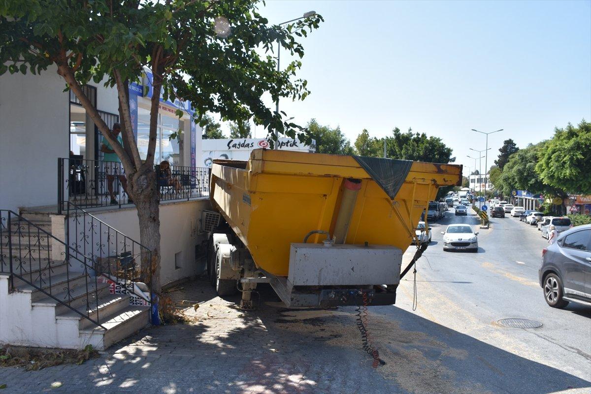 Bodrum'da yokuş çıkan tırdan ayrılan dorse, otomobillere ve iş yerine çarptı