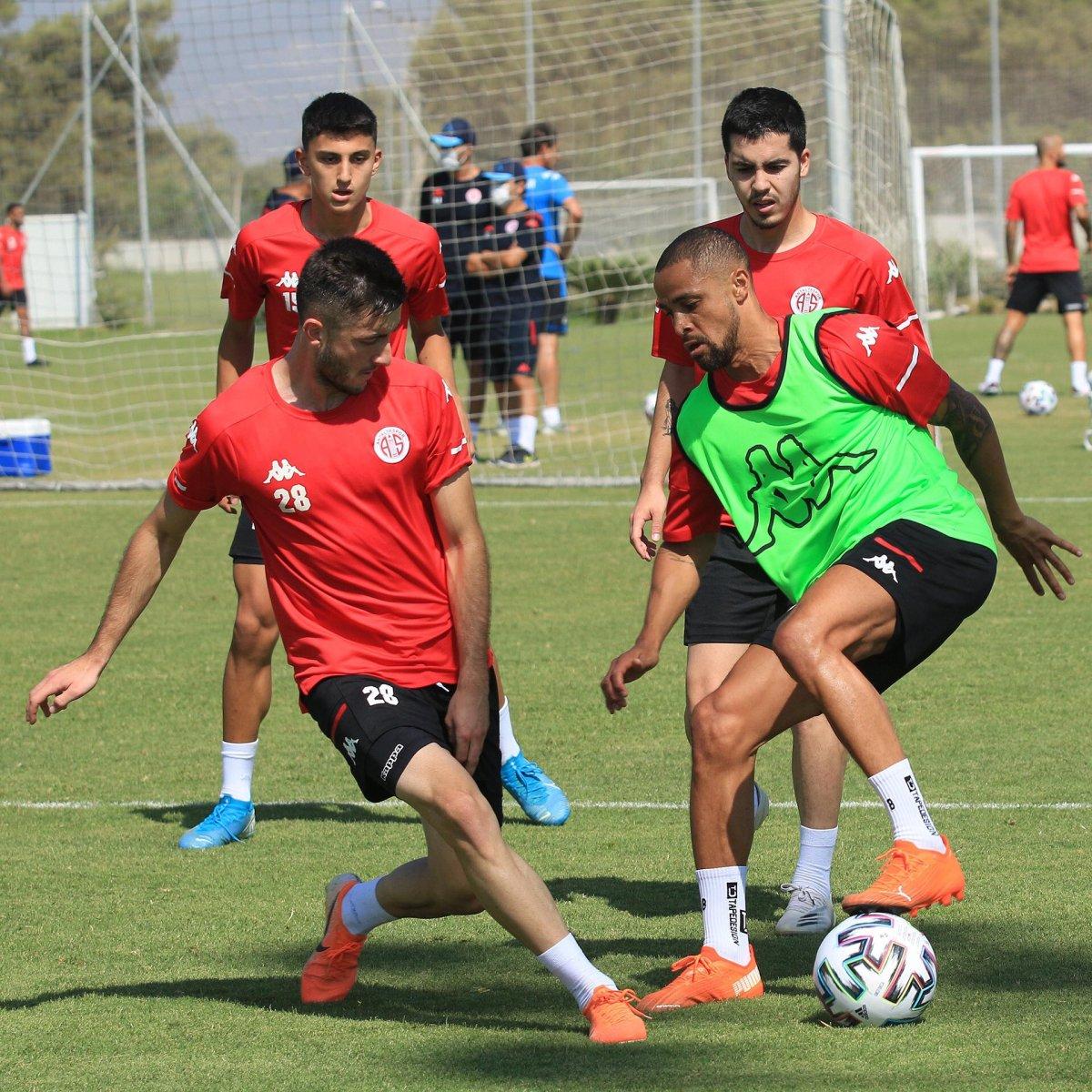 Antalyaspor'da çok sayıda futbolcuda koronavirüs çıktı