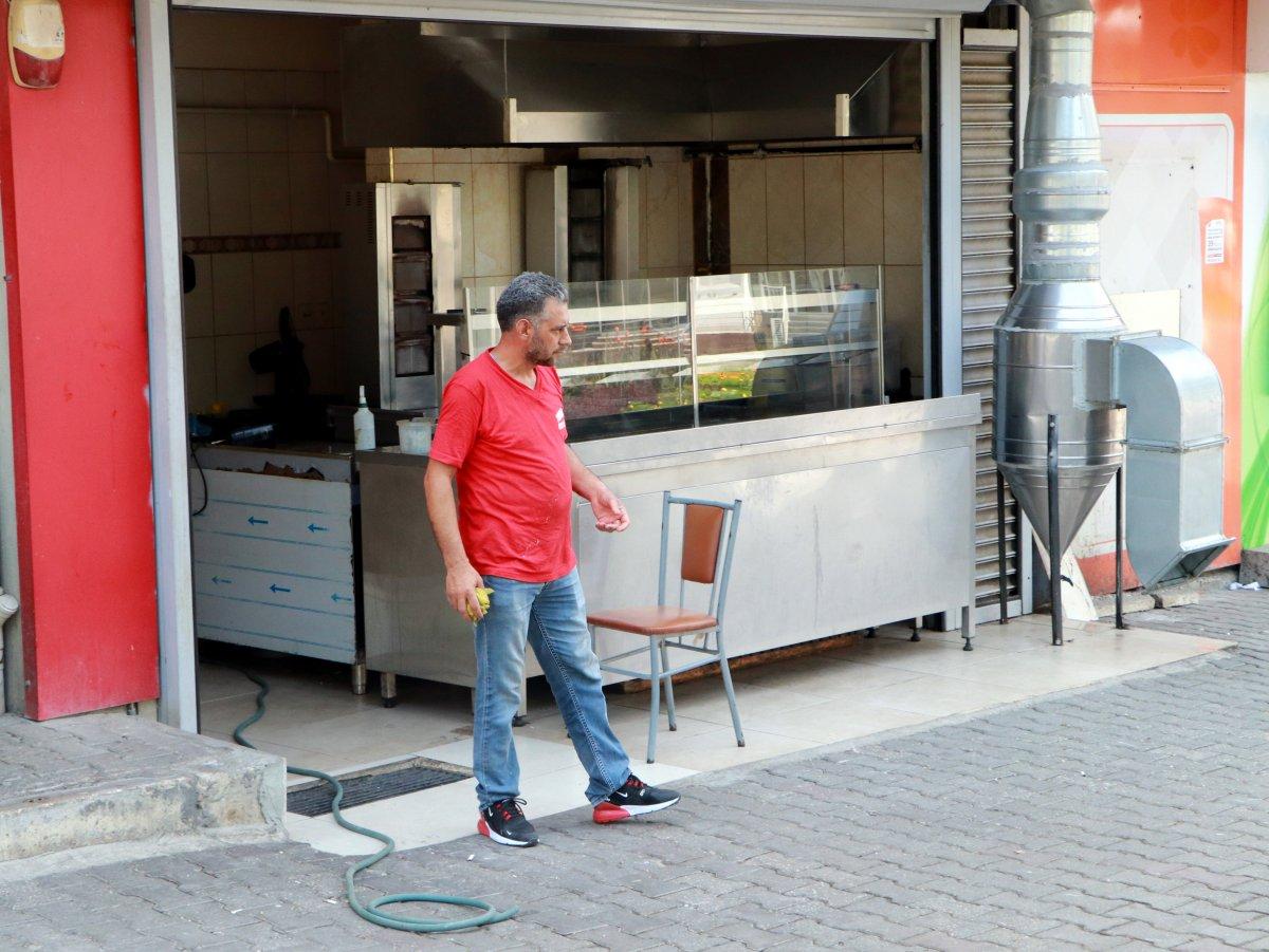 Adana'da telefon ile döner siparişi veren müşteri iş yerini bastı