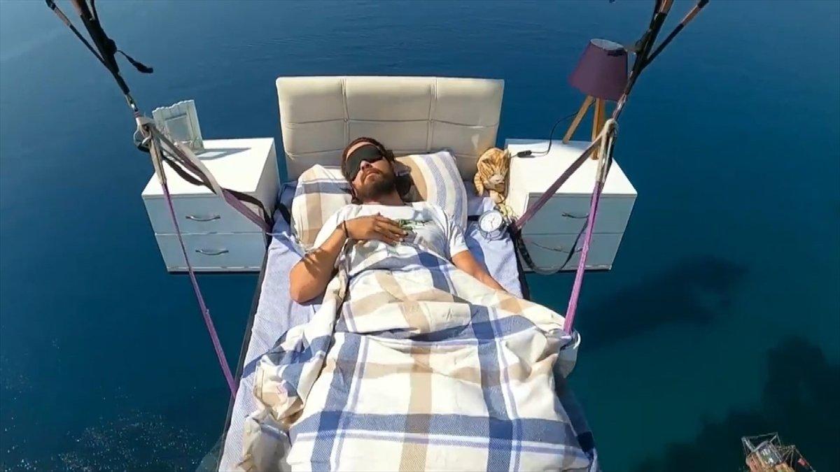 Antalya'da yamaç paraşütüne bağlanan yatağa gökyüzünde uzandı
