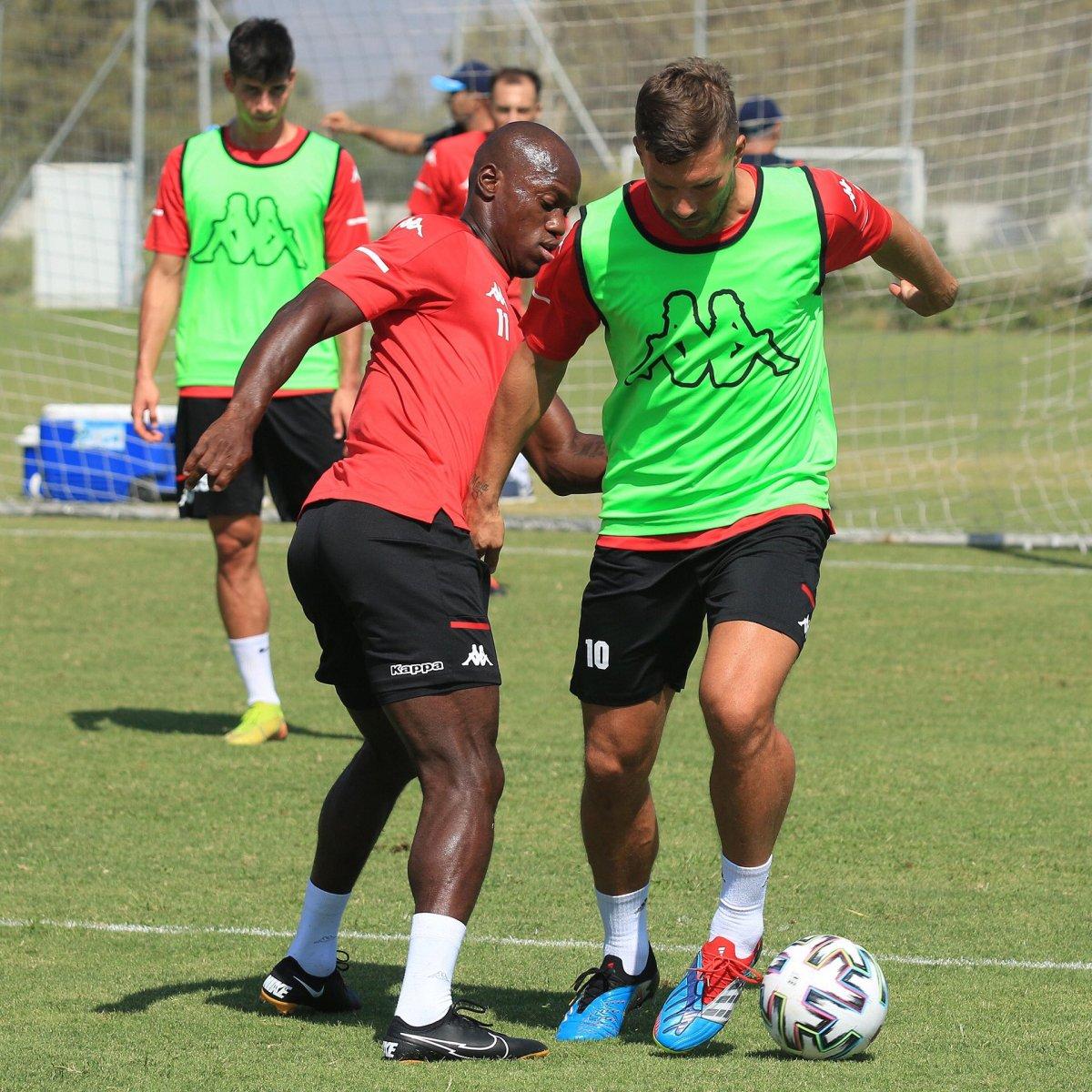 Antalyaspor'da çok sayıda futbolcuda koronavirüs çıktı