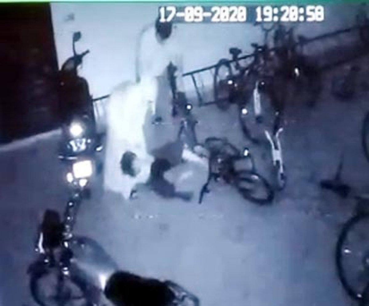 Gaziantep'te komşularının çocuğuna şiddet uygulayan çift kamerada