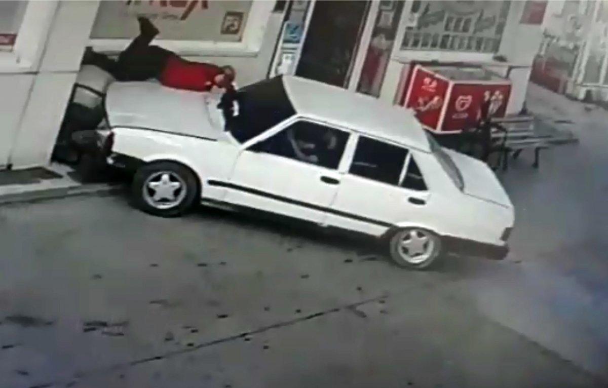 Afyonkarahisar'da tartıştığı istasyon görevlisine otomobiliyle çarptı