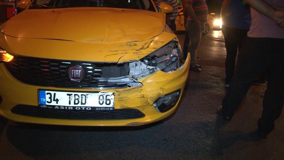 Şişli'de çalıntı motosikletle kaçan iki kişi taksiye çarptı