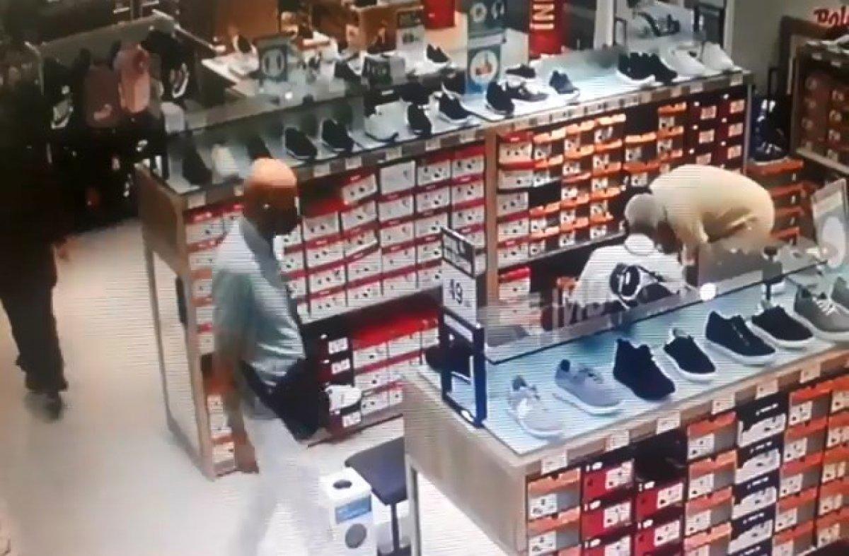 Şişli'de ayakkabı deneyen müşterinin cep telefonunu çalan hırsız kamerada