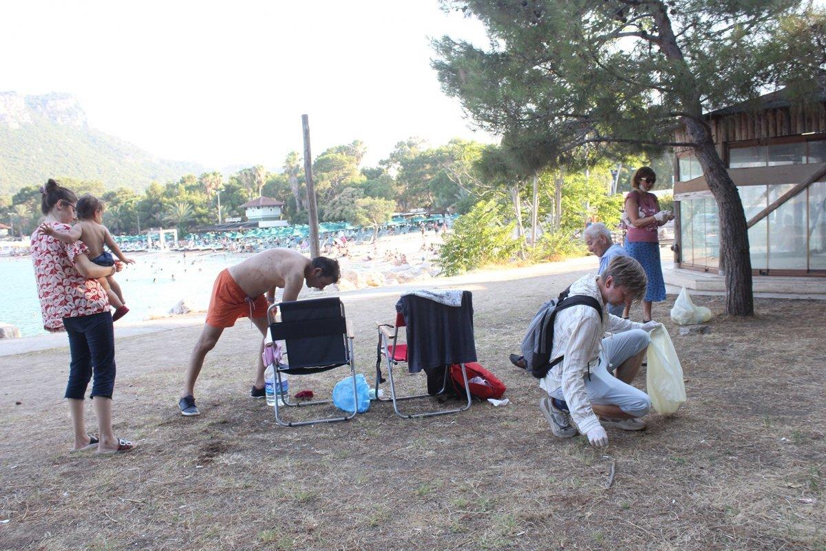 Antalya'da yaşayan dilbilimci Svetlana, köşe bucak temizlik yapıyor