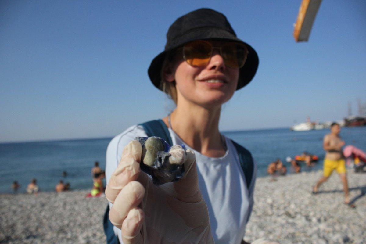 Antalya'da yaşayan dilbilimci Svetlana, köşe bucak temizlik yapıyor